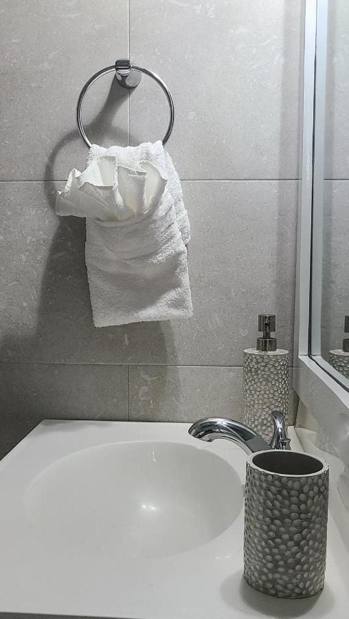 Cheerful 2 - Bedroom Townhouse With Free Parking In New キングストン エクステリア 写真