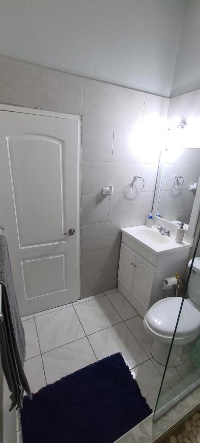 Cheerful 2 - Bedroom Townhouse With Free Parking In New キングストン エクステリア 写真