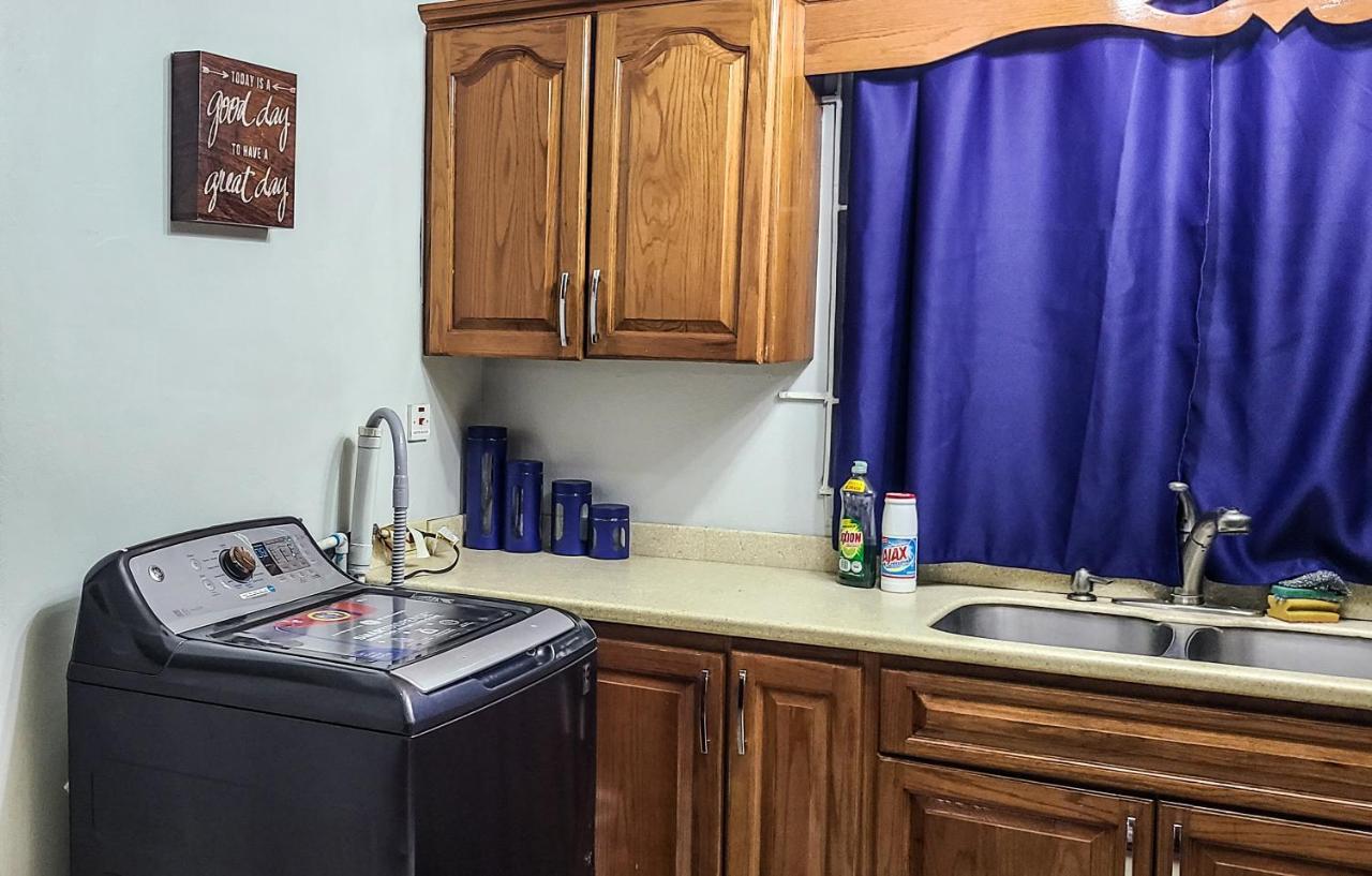 Cheerful 2 - Bedroom Townhouse With Free Parking In New キングストン エクステリア 写真