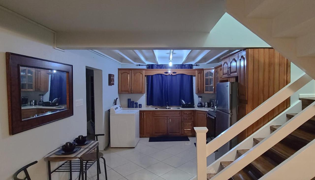 Cheerful 2 - Bedroom Townhouse With Free Parking In New キングストン エクステリア 写真