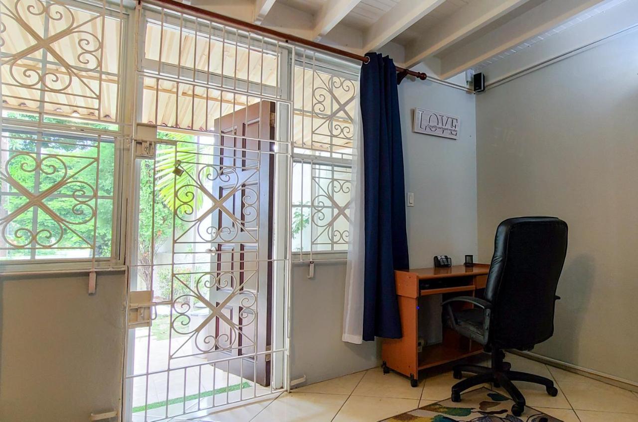 Cheerful 2 - Bedroom Townhouse With Free Parking In New キングストン エクステリア 写真