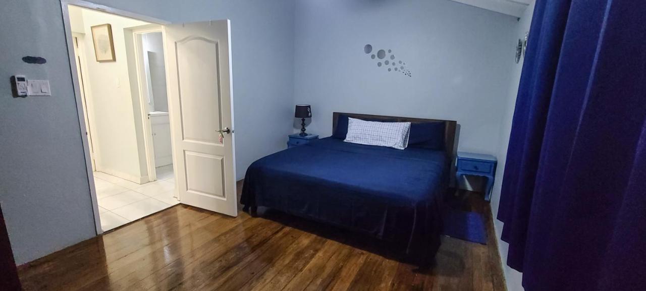 Cheerful 2 - Bedroom Townhouse With Free Parking In New キングストン エクステリア 写真