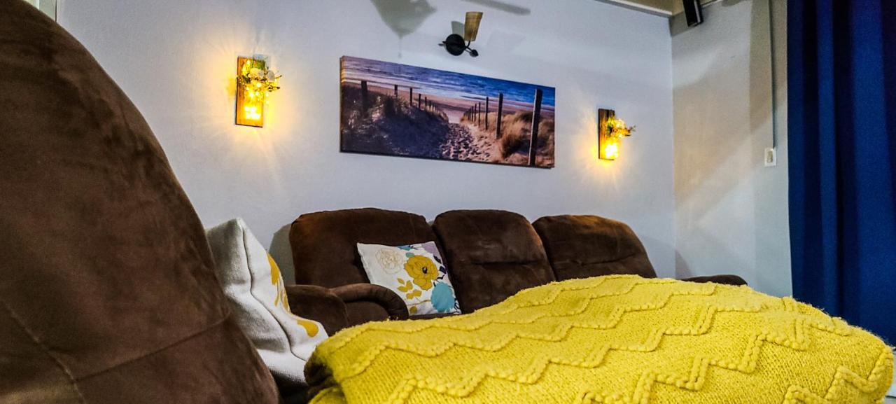 Cheerful 2 - Bedroom Townhouse With Free Parking In New キングストン エクステリア 写真